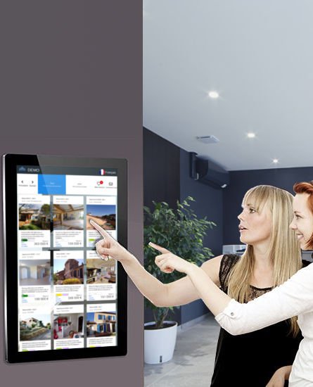 Image écran tactile fixé au mur avec application tactile et affichage d'annonces en agence immobilière