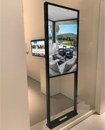 Image d'un écran vitrine double faces en agence immobilière