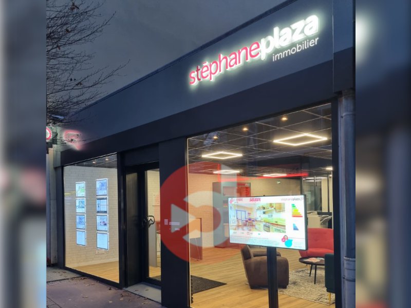 Image Solution DISIGN d'écran vitrine d'affichage dynamique d'annonces immobilières de l'agence STEPHANE PLAZA IMMOBILIER (74)