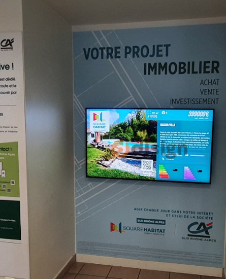 image écran affichage d'annonces avec support mural pour agence immobilière