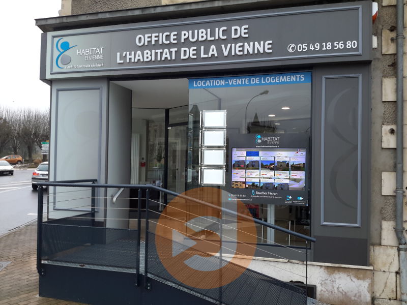 Image écran vitrine tactile installée dans une agence immobilière du groupe Habitat de la Vienne