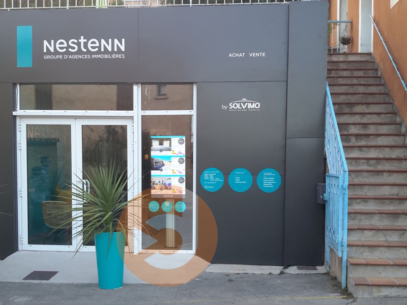 Image écrans vitrines installés dans une agence immobilière du groupe NESTENN by SOLVIMO à LORGUES