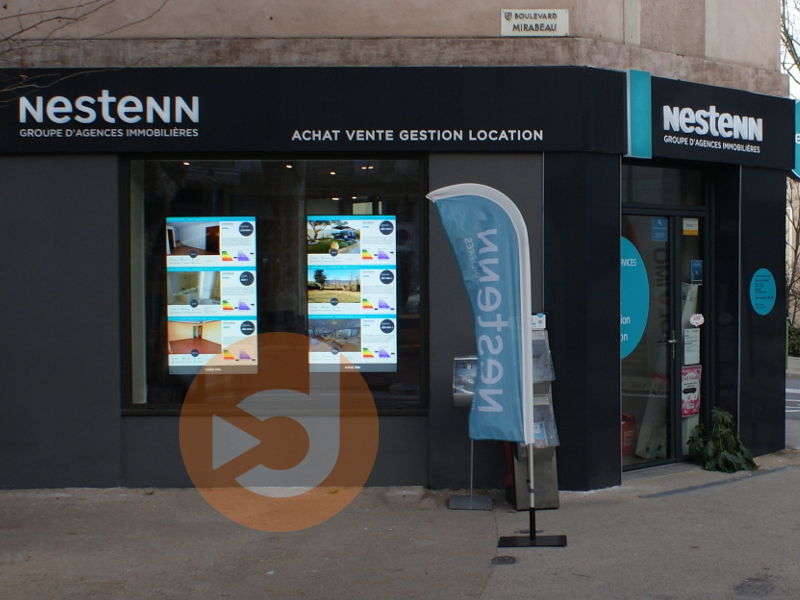 Image écrans vitrines installés dans l'agence immobilière du groupe NESTENN by SOLVIMO à Manosque