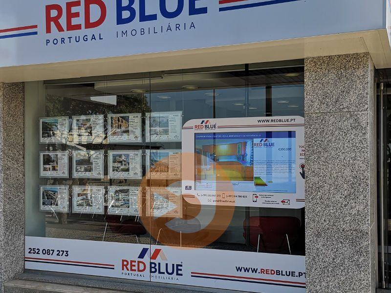 Image écrans vitrines installés dans une agence immobilière RED BLUE