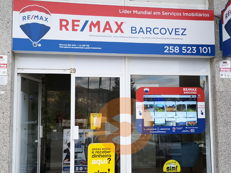 Image écrans vitrines installés dans une agence immobilière REMAX